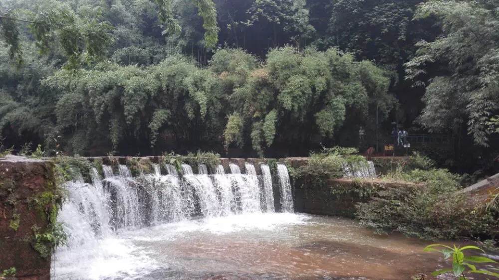 鸡飞岩瀑布群图片