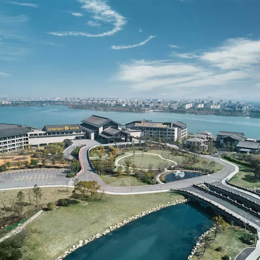 【时尚古镇休闲游】1晚浙江嘉兴绿地铂瑞酒店花园房+濮院时尚古镇门票1送1