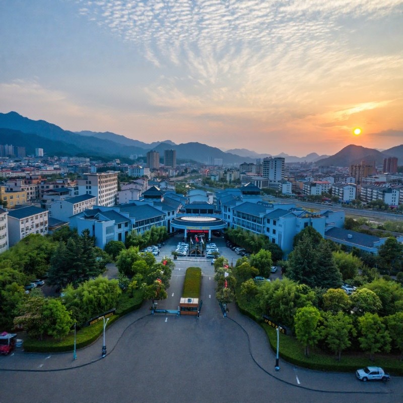 【宿五星伊水湾】 洛阳栾川3天2晚尊享之旅:老君山+鸡冠洞+汉服体验