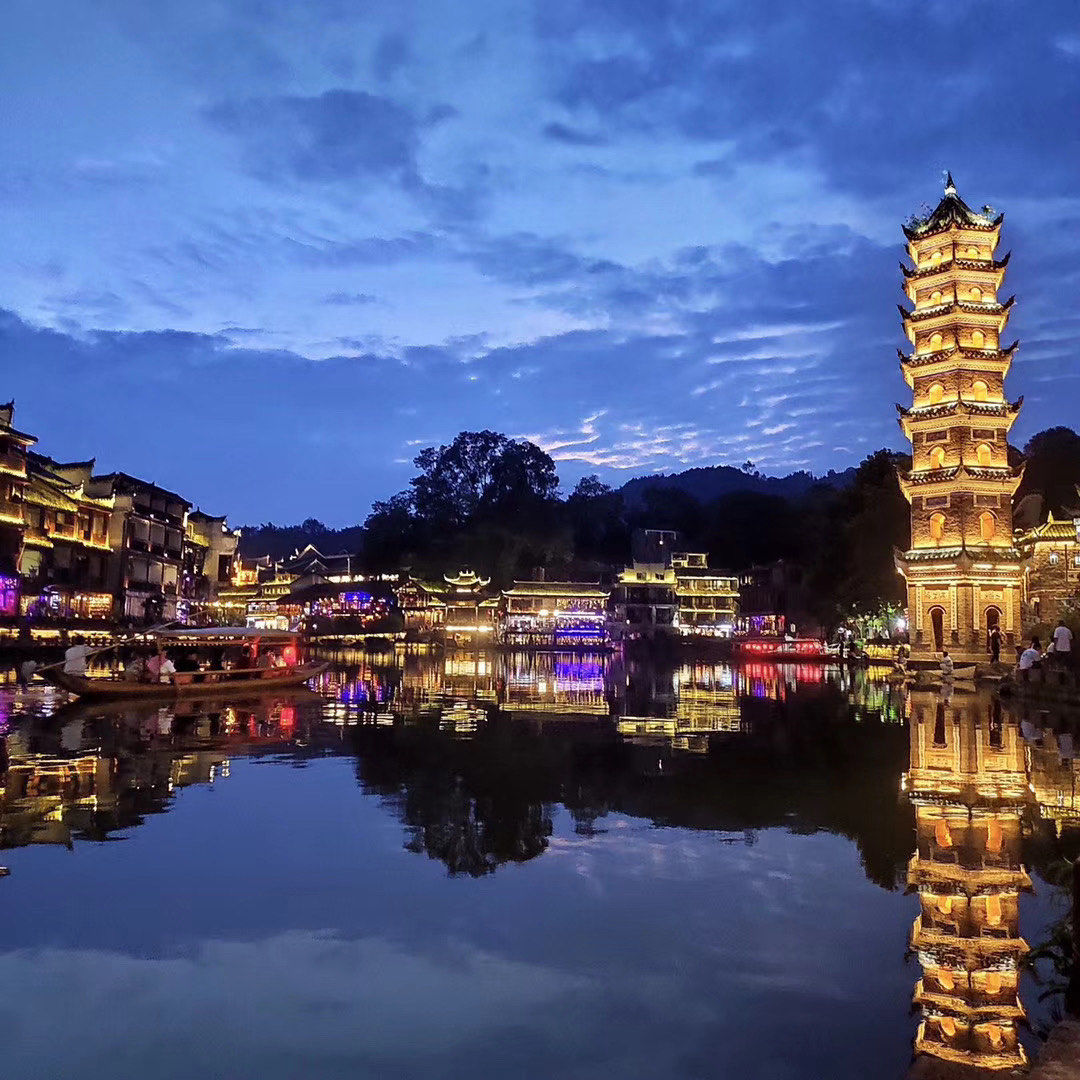 边城凤凰沱江夜游+《边城》大型森林剧场演出+凤凰素履莲花度假酒店3天2晚