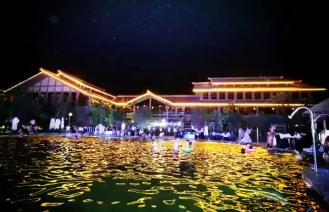 温泉夜景图片