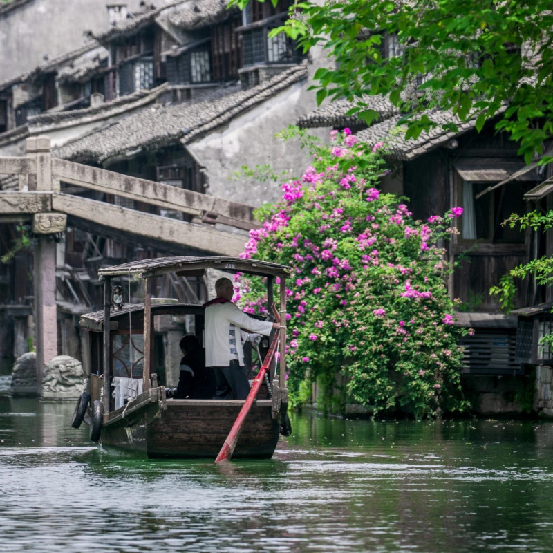 【堤上泛音】乌镇堤上度假酒店1晚含早+西栅+西栅+游船+颂钵体验