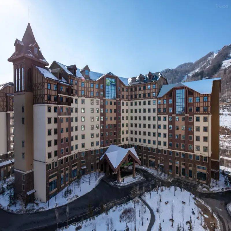 长白山万达智选假日酒店1-2-晚+2大1小早餐+hua雪+水乐园+温泉+雪乐园+长白山机场穿梭 - 定制游预订