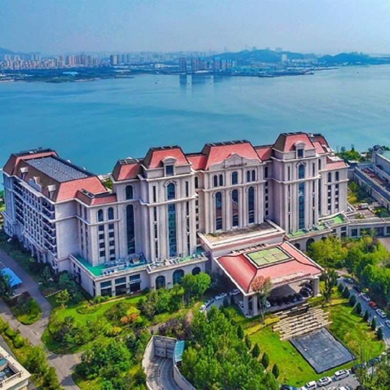 青岛融创施柏阁酒店2天1晚含早餐可选融创乐园青岛森林野生动物世界门票双人晚餐 - 定制游预订