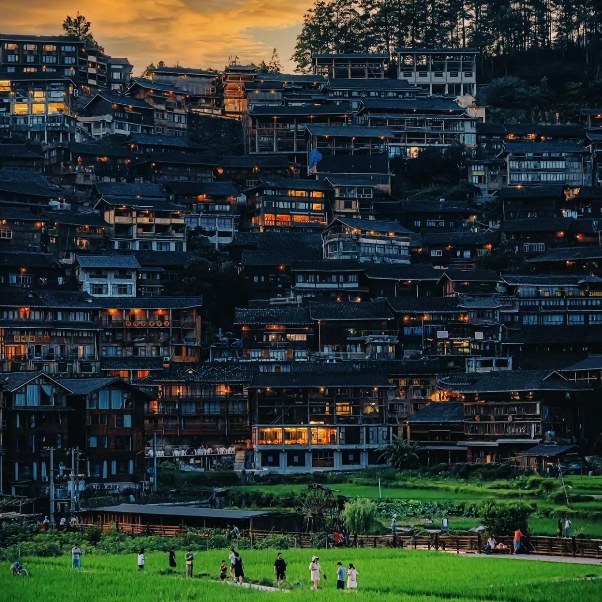 贵州【西江千户苗寨2天】赠送西江苗服体验+长桌宴+风雨桥 直通车 - 定制游预订