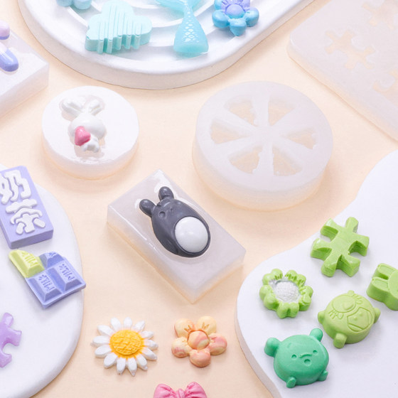 
Fire paint wax silicone mold Internet celebrity cheese Violent bear mold Cute cartoon animal pendant