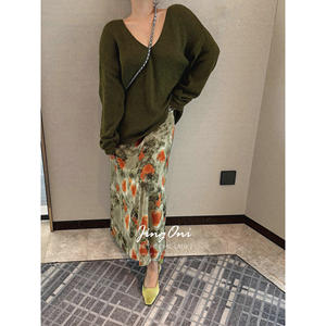 
JINGONI military green V-neck pullover sweater knitted sweater for women 2025 new loose, lazy, slim and drooping temperament trend