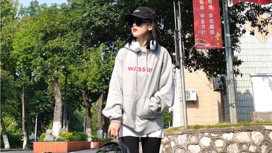 百搭连帽卫衣,运动出街两不误