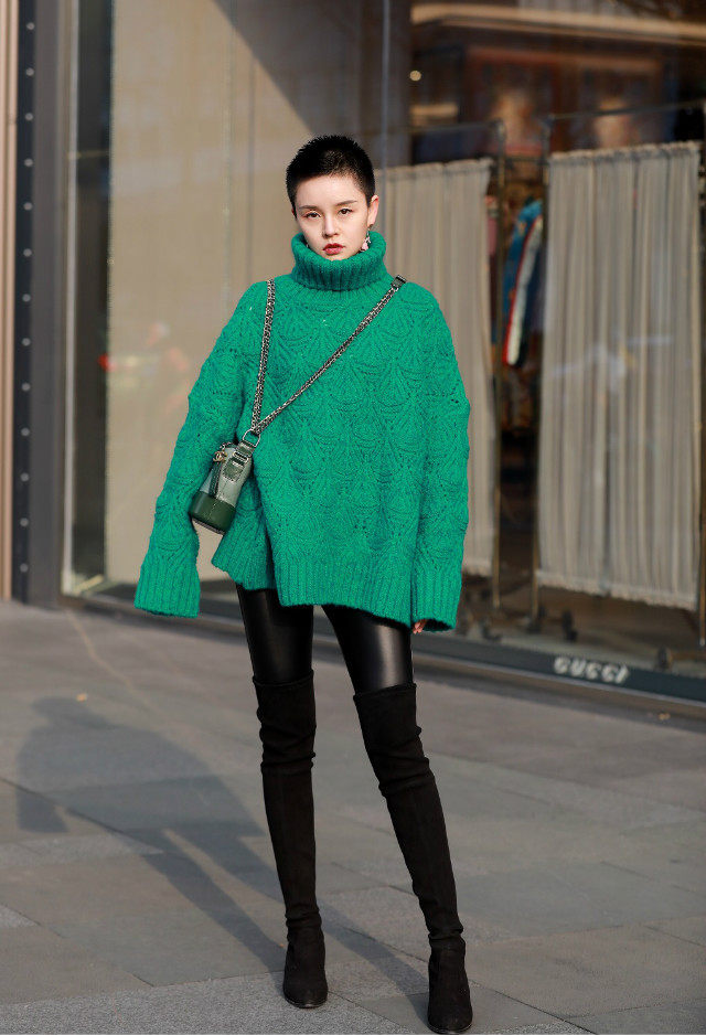 过膝长靴 皮裤 毛衣