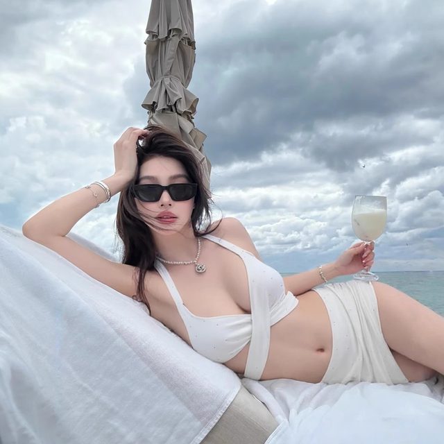 2025 new swimsuit women's small breasts gathered together bikini hot spring high-end three-piece set for holiday beautiful white sexy