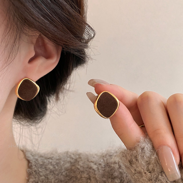 
Retro Brown Square Velvet Stud Earrings for Women 2025 New Hot Style Light Luxurious High-end Earrings Niche Unique Earrings