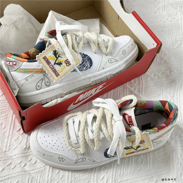 Customized sneakers Nike Dunk Low, intoxicating with flowers and cashew ...