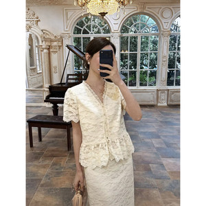 
Qiu Yingying 'White Butterfly' hollow lace print V-neck patchwork top and skirt suit