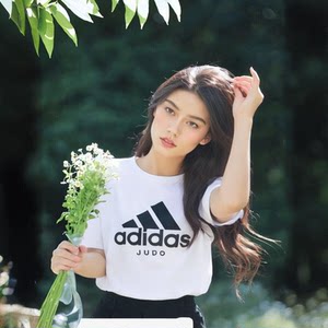 
Adidas Adidas short-sleeved men and women couples black and white round neck new sports casual half-sleeve breathable running trend
