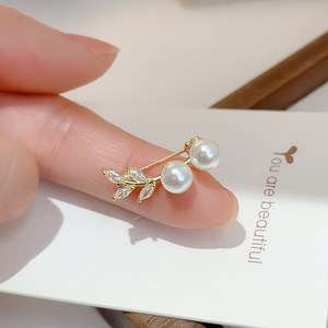 
Does not hurt clothes. Small and thin pins. Leaf rice beads changed into small and large necklines. Thin sweaters, shirts, anti-exposure brooches.