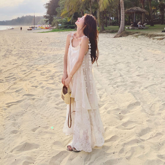 
Off-white elegant and high-end mesh stitching suspender dress suit for women 2026 early summer new super fairy long skirt