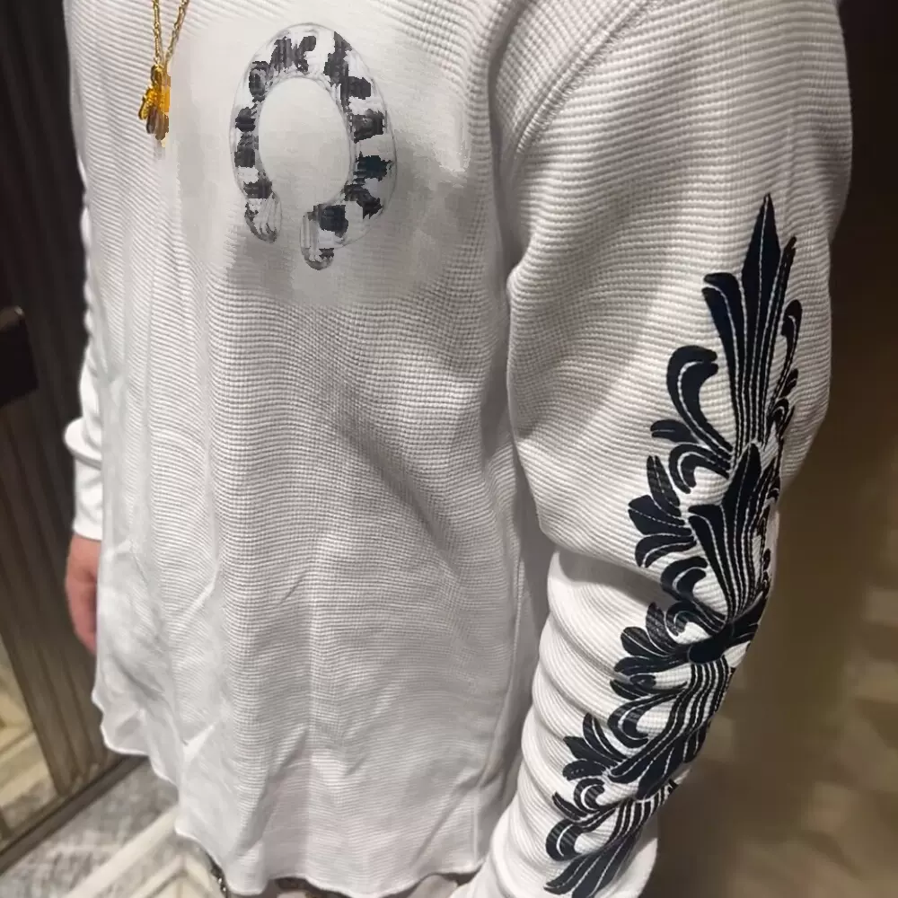 HOMEYHUANG┳ CH 克罗25SS 植绒梵文马蹄花臂图案华夫格长袖T恤