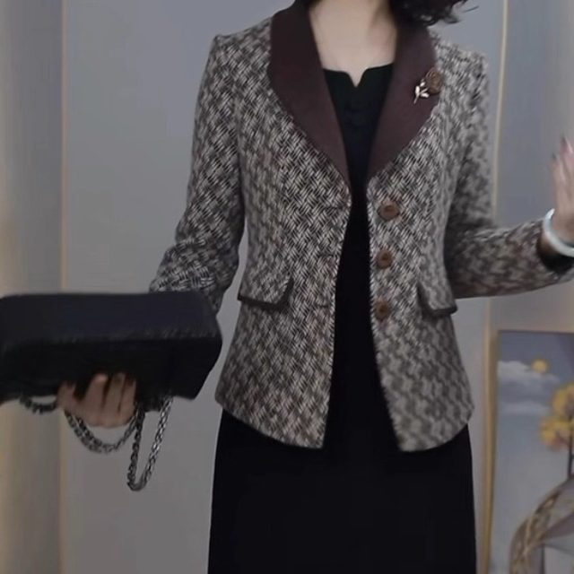 High-end royal velvet fashionable suit jacket 2025 autumn and winter new style temperament to reduce age and look slimmer and cover the middle-aged mother's clothing