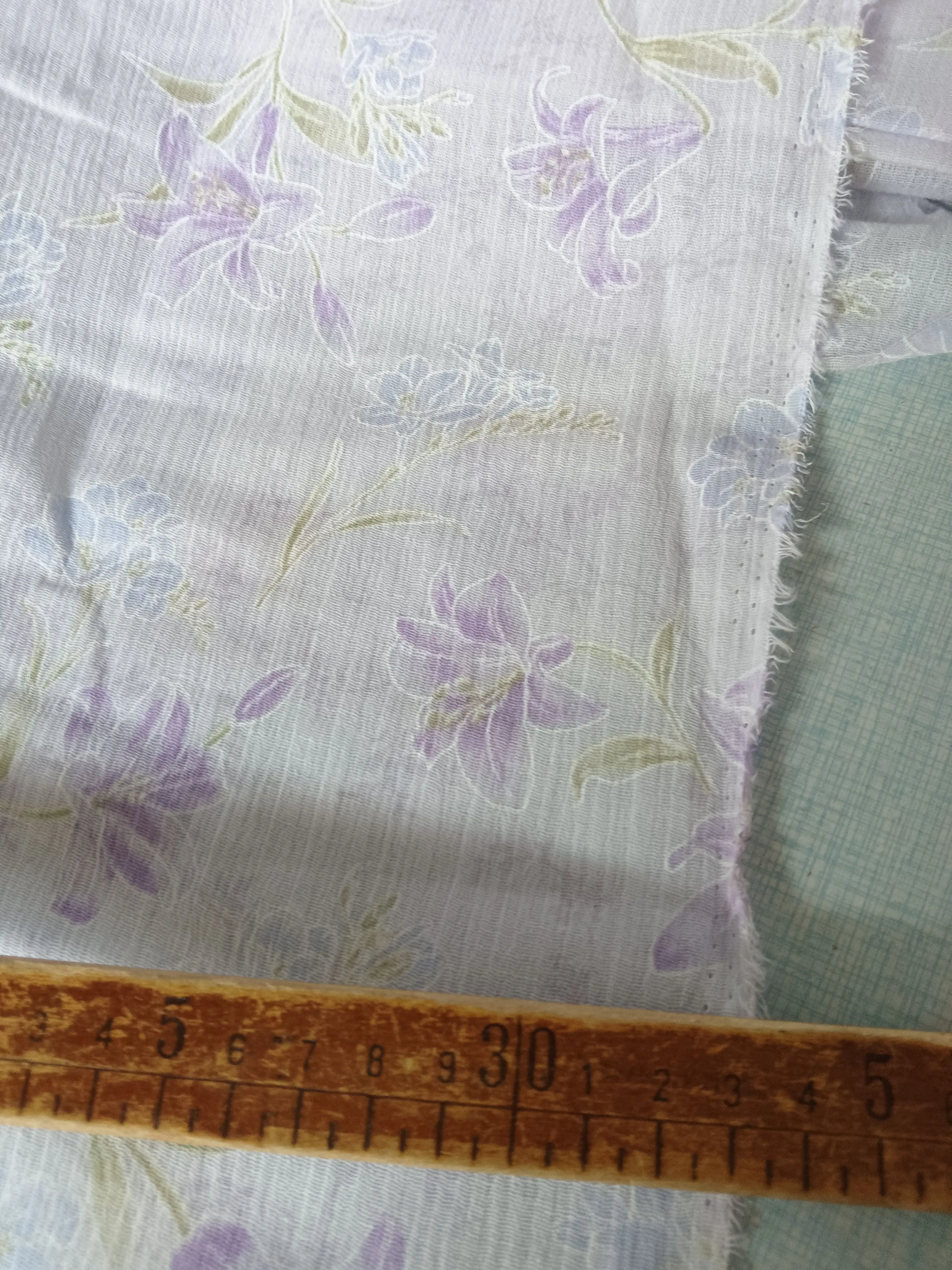 8019苎麻砂洗棉皱树皮皱浅紫色紫花薄柔软微透夏日服装面料