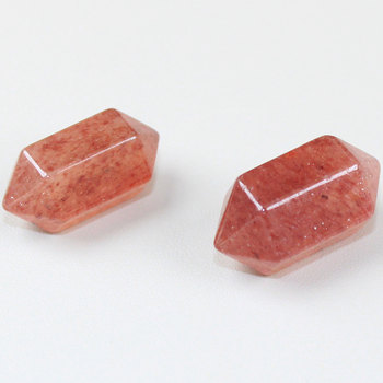 Natural red strawberry crystal hexagonal prism ornaments