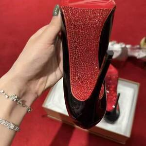 
2025 New Rhinestone Pointed Toe Side Hollow Sexy Black High-heeled Shoes for Women, Beautiful Thin Heels and Temperamental Black Patent Leather Shoes