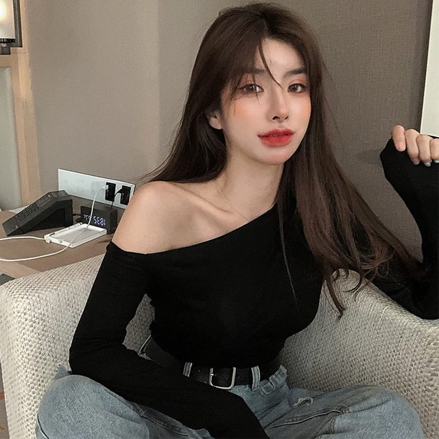 Off-shoulder clavicle top hot girl beautiful long-sleeved T-shirt sexy autumn tight European and American off-shoulder one-shoulder base shirt