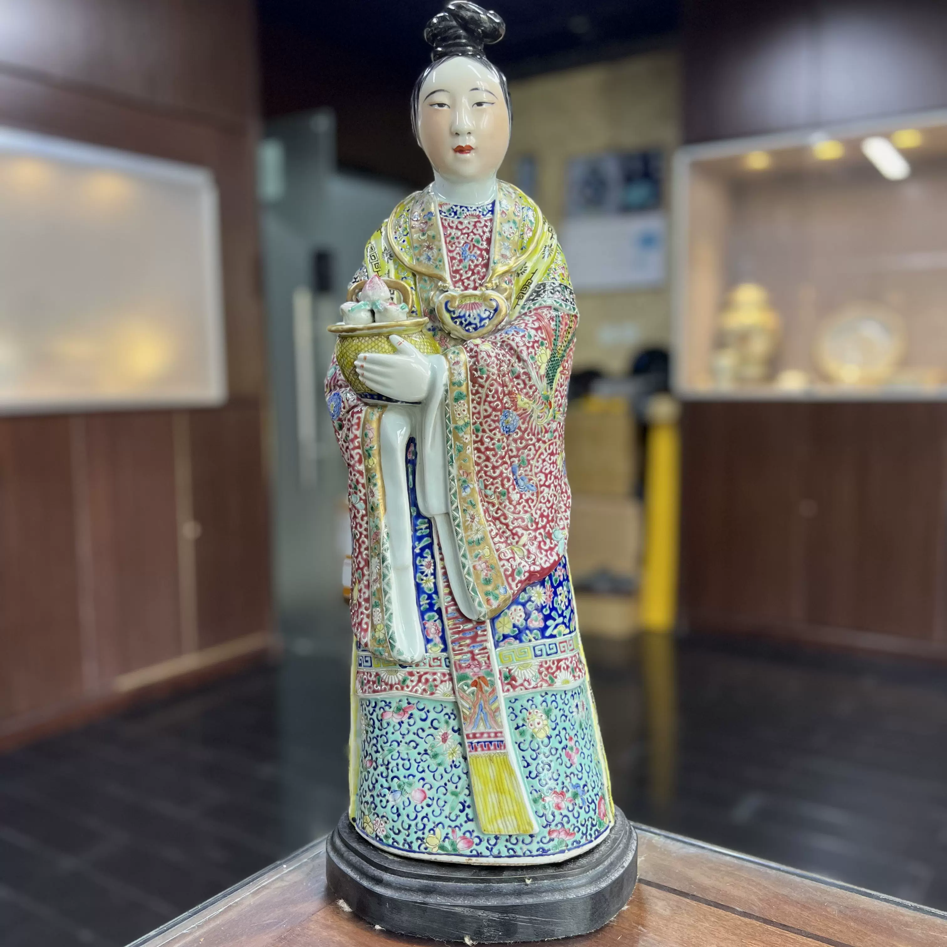 骨董 中国古玩 福建會館 游長子造 十錦 粉彩 漢人 置物　赤い服 ② 骨董 中国古玩 福建會館 游長子造 十錦 粉彩 漢人 置物 赤い服