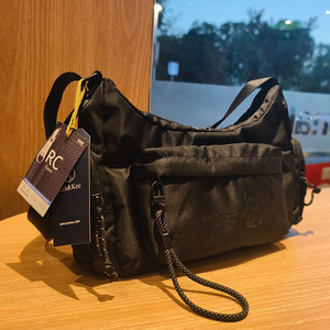 
[Genuine fidelity] High-quality and super cool~ fracture price ultra light and firm one-shoulder crossbody backpack commuting