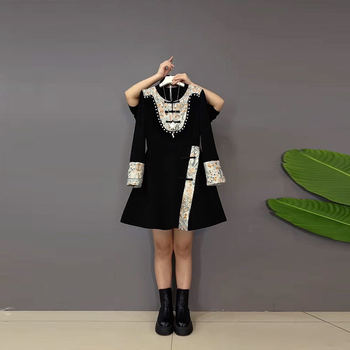 Color-blocked flower tand-buttoned long-sleeved dress