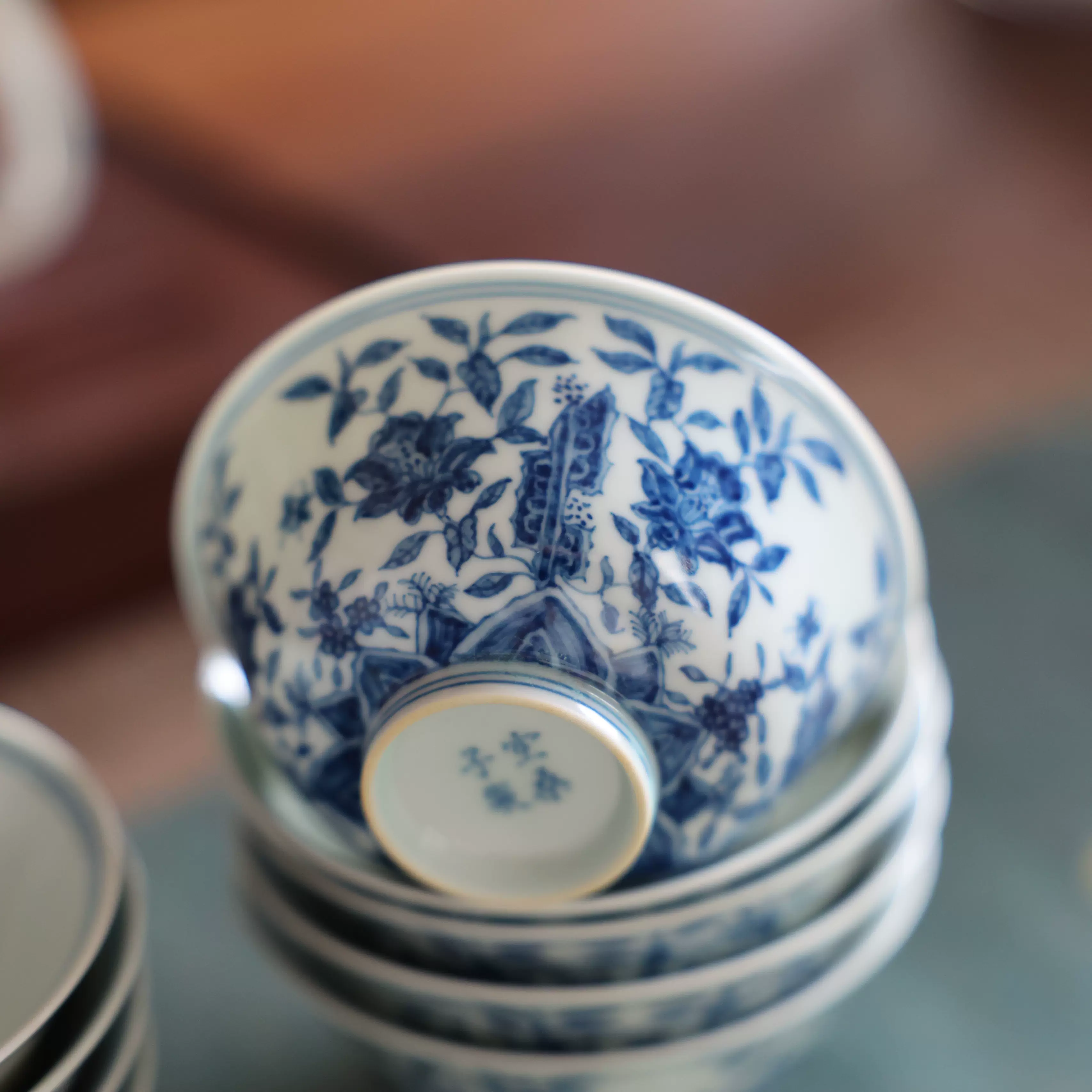 U107-3 中国美術 青花花卉文杯 圧手杯 染付 盃 湯飲