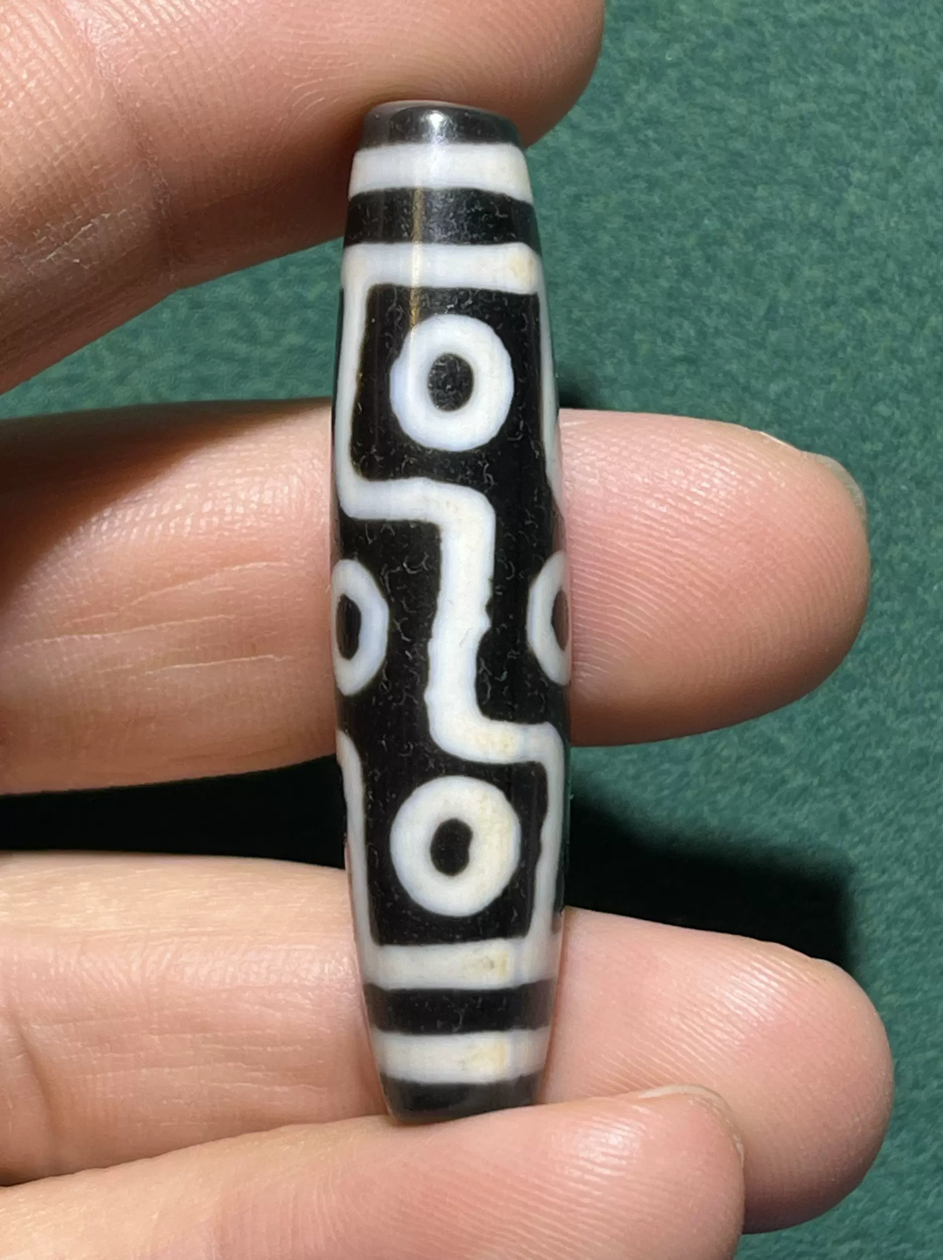 1017193 馬蹄痕入り老鉱石瑪瑙三線天珠、貫通穴 硬く
