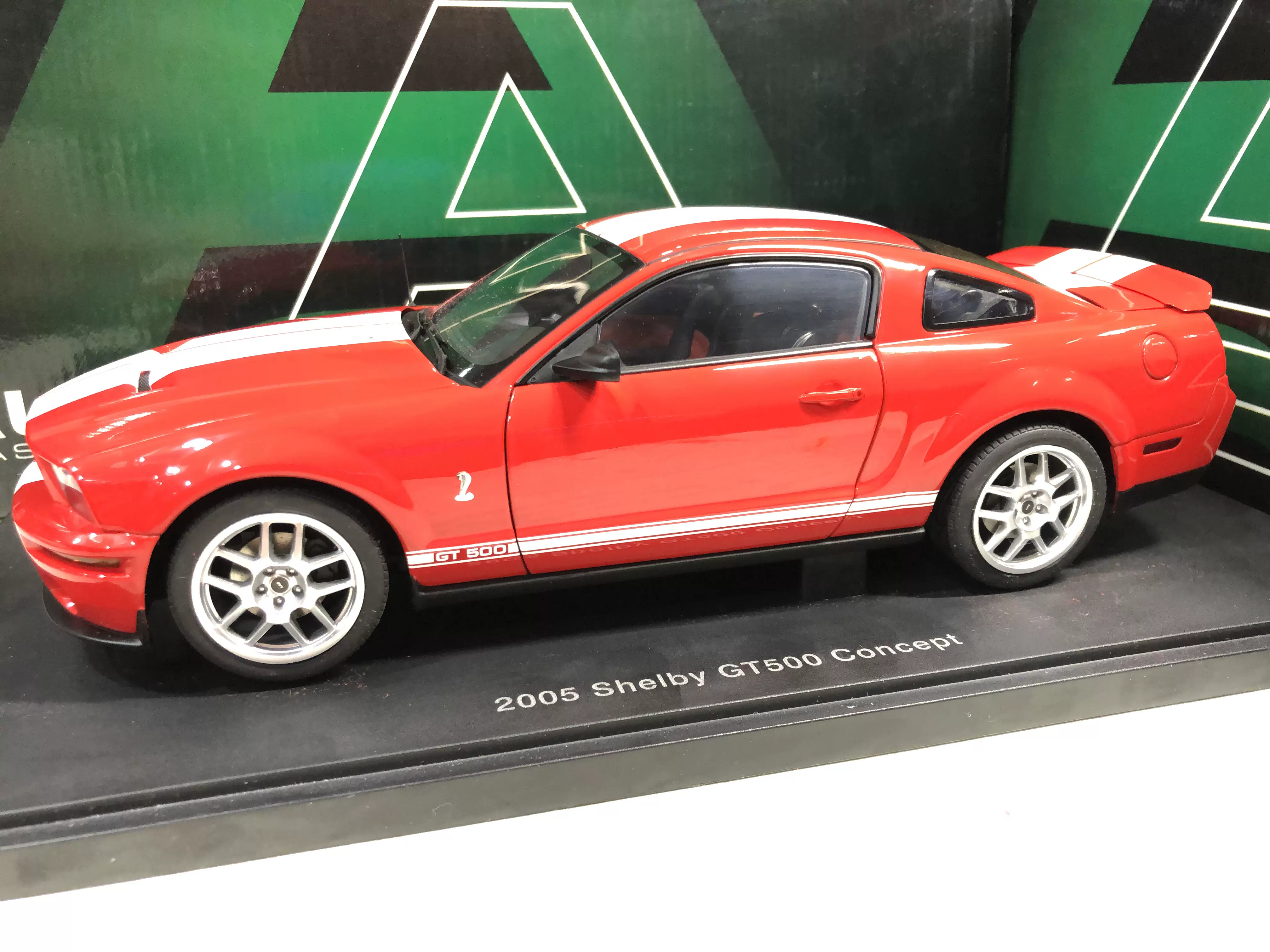 奥拓Autoart 1/18 福特野马眼镜蛇红白2005 GT500 限量3000-Taobao