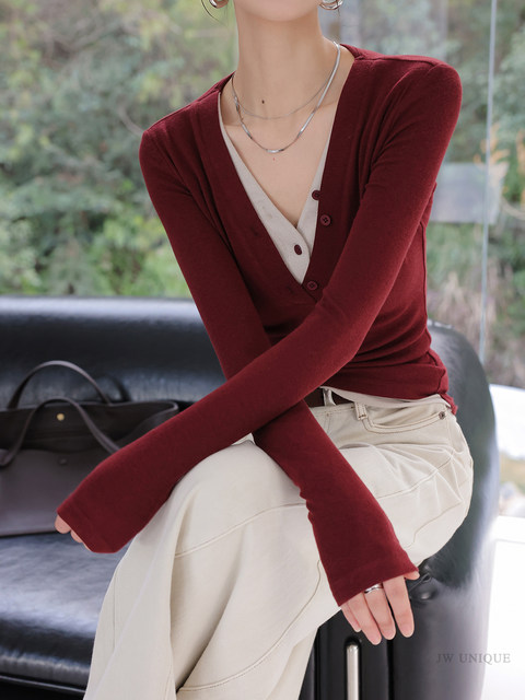 JWUNIQUE red V-neck long-sleeved knitted T-shirt for women 2025 spring new fake two-piece slim top