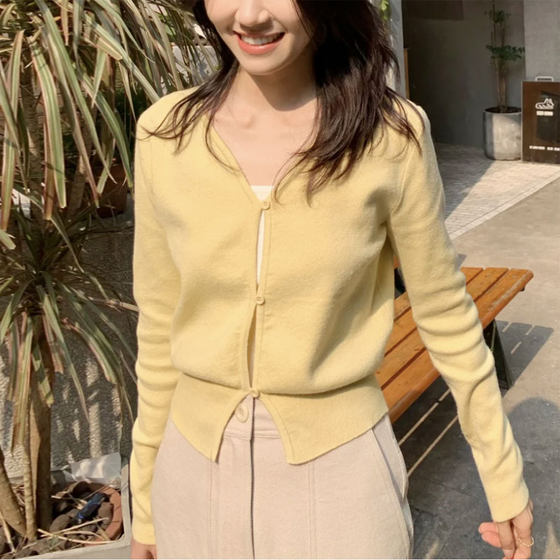 Milk yellow sweater cardigan high -level temperament vitrus v -neck single buckle soft glutinous chick yellow chick weaving jacket
