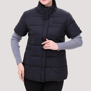 Middle -aged dad pretend to be a winter shoulder horses horses to hold home warm cotton vests.