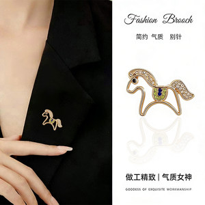 
2026 Year of the Horse Exquisite Hollow Color Diamond Pony Brooch Men and Women Cute Niche New Year Pin Temperament Corsage Accessories