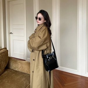 
Jin Suyi Khaki brown waist-hugging windbreaker for women 2025 Spring and Autumn Korean style loose temperament lace-up over-knee coat coat