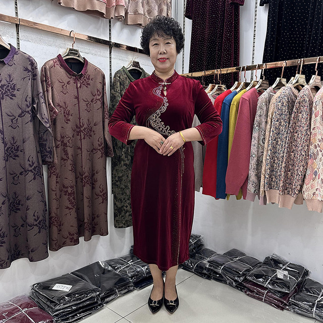 High-end gold velvet cheongsam mother's dress 2024 new autumn and winter grandma's wedding dress can be worn at ordinary times