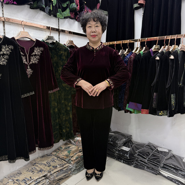 
Middle-aged mother autumn and winter Chinese style velvet embroidered long-sleeved base shirt 2025 stand collar fashionable grandma casual two-piece set