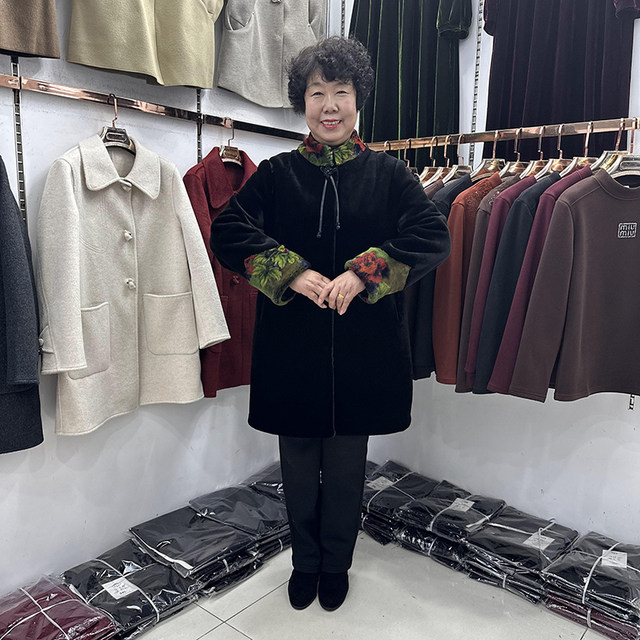 High-end mom 2024 winter thick reversible fur one-piece coat for women mink velvet warm grandma color matching coat