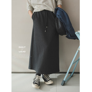 
Apple's lifestyle is leisurely and comfortable. Slimming elastic waist mid-length straight back slit sweatshirt skirt