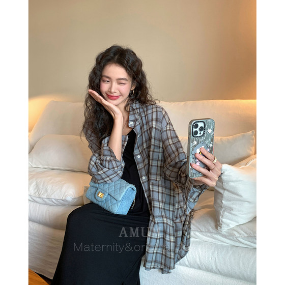 
AMUM maternity shirt companion ~ sleeveless walking black tank top + light and breathable plaid shirt