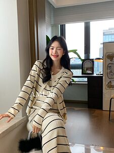 AMUM maternity dresses 2 colors ~ foreign gas reduction knitted cardigan suspenders skirt two -piece classic striped set