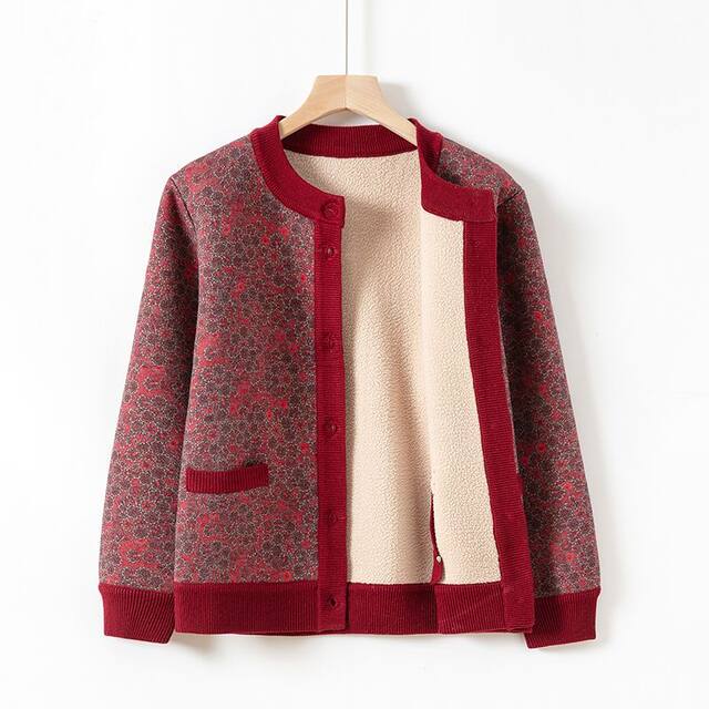 Middle -aged and elderly temperament Mom pretend to be a winter coat.
