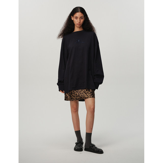 ECHOADE's classic continuation of the exquisite round neck, Oversized dropped shoulders, large profile embroidered long-sleeved T-shirt