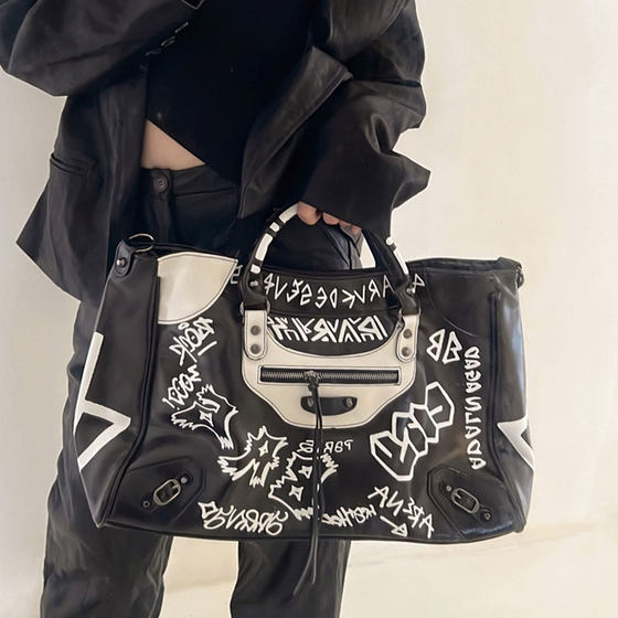 
Graffiti motorcycle bag for women 2025 new punk rivet travel gym bag commuter tote bag trendy street hot girl bag