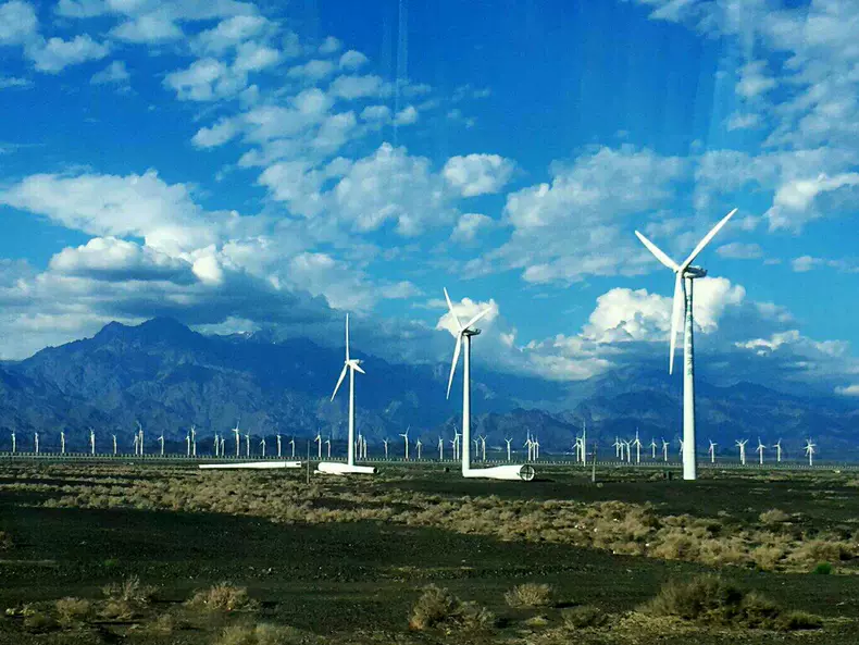 新疆达坂城风力发电站图片