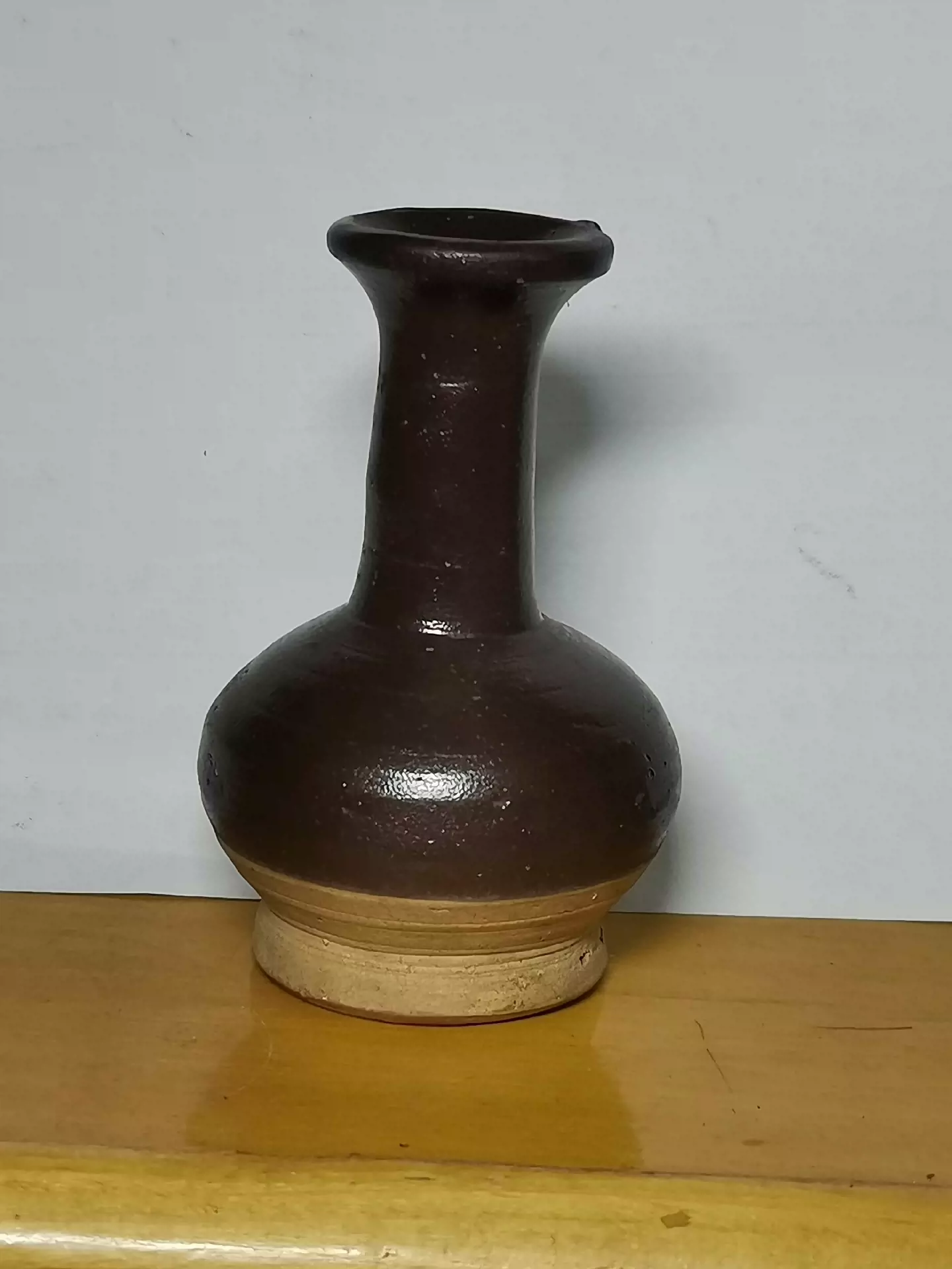 宋定窑酱红釉长颈瓶，品如图，口径3底径4高9厘米，口沿下有磕-Taobao