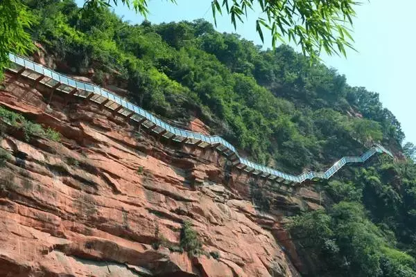 花田酒地玻璃栈道图片