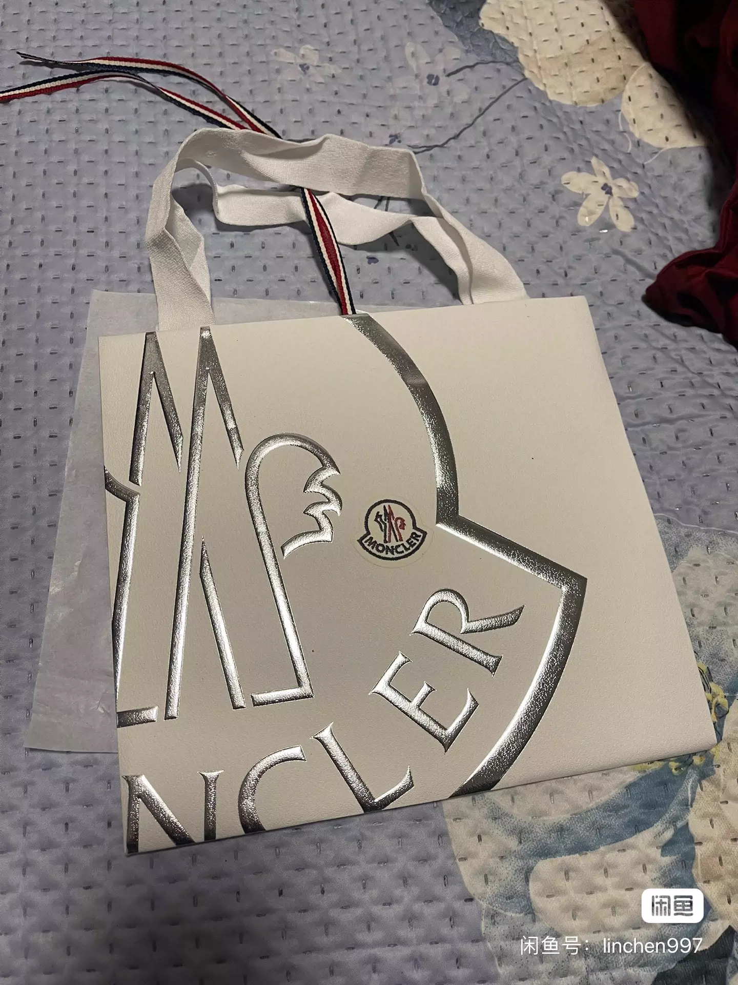 moncler 纸袋，尺寸！26*24*14cm，可装帽子-Taobao